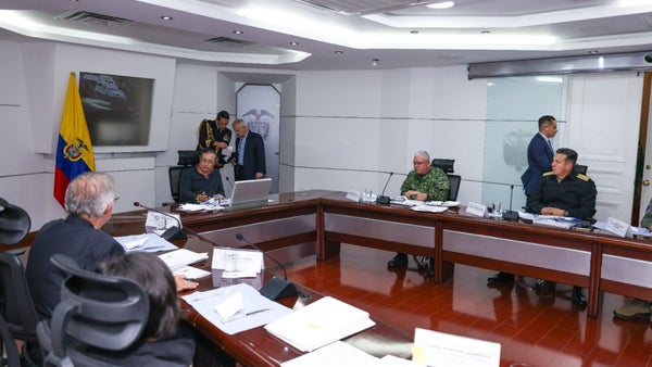 Gobierno responde a advertencia del ELN sobre 'congelamiento' de diálogos de paz Gobierno responde a advertencia del ELN sobre 'congelamiento' de diálogos de paz