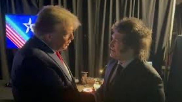 El emotivo abrazo entre Milei y Trump El emotivo abrazo entre Milei y Trump