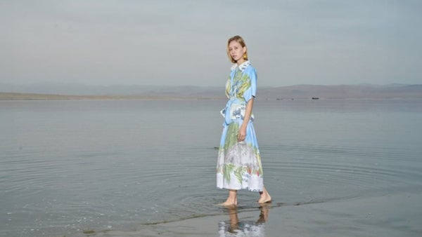 La moda peruana sostenible despliega sus innovaciones y diseños en la capital francesa