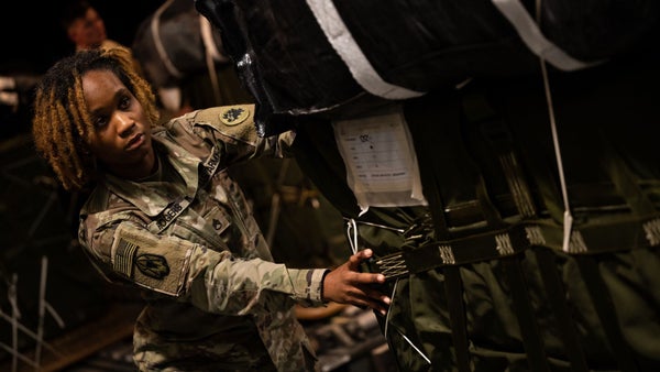 Desde aviones EE.UU. lanza comida para enfrentar la hambruna en Gaza