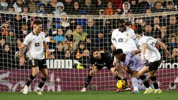 Valencia y Real Madrid empatan en un partido en el que pasó de todo Valencia y Real Madrid empatan en un partido en el que pasó de todo