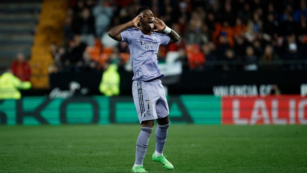 Vinícius: "Los racistas deben ser expuestos y los partidos no pueden continuar con ellos en la grada"