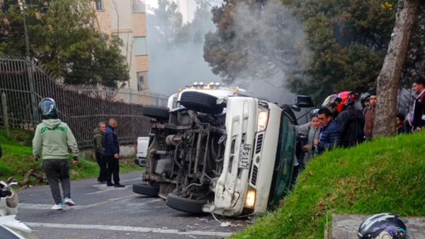 Choque entre ruta escolar y una camioneta en Bogotá deja 14 heridos