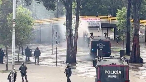 Se registran enfrentamientos cerca a la Universidad Nacional entre encapuchados y la UNDMO Se registran enfrentamientos cerca a la Universidad Nacional entre encapuchados y la UNDMO