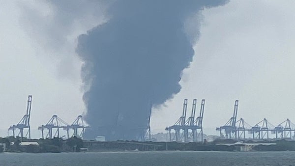 Emergencia en zona industrial de Cartagena: un incendio en bodega de Contecar Emergencia en zona industrial de Cartagena: un incendio en bodega de Contecar