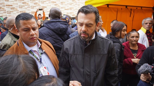 Alcalde Carlos Galán ofrece ayuda a familias afectadas por incendio en Bogotá