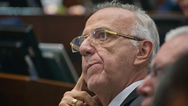 "¿No ha pensado en abandonar su cargo y dárselo a alguien que se apriete el pantalón?": Jota Pe Hernández a ministro Velásquez "¿No ha pensado en abandonar su cargo y dárselo a alguien que se apriete el pantalón?": Jota Pe Hernández a ministro Velásquez