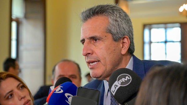 Corte cita a declarar al ministro Velasco por caso de carrotanques