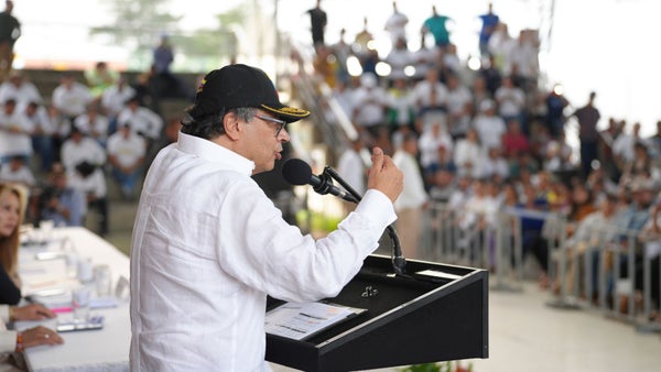 Petro en el Monumento a la Resistencia "Venimos de la Primera Línea"