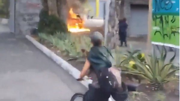Disturbios en la Universidad de Antioquia: encapuchados incendiaron una patrulla de la Policía