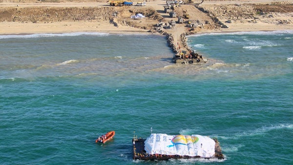 EL barco español Open Arms empieza a descargar alimentos en la costa de Gaza