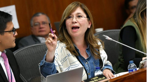 ATENCIÓN | Norma Hurtado denuncia intimidaciones por firmar archivo de reforma a la salud