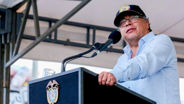 Petro tilda de "egoístas sociales" a opositores por no apoyar sus reformas en el Congreso