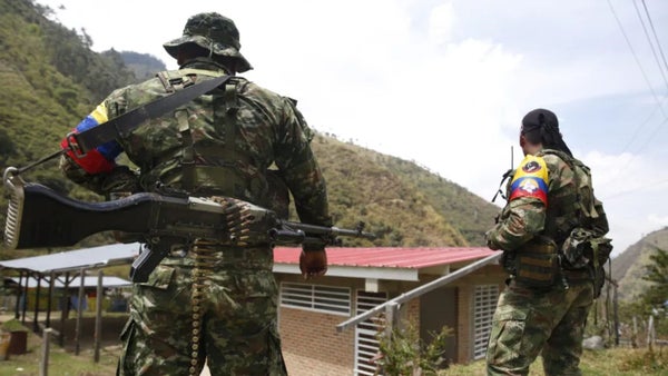 Disidencias de 'Iván Mordisco' reanudan retenes ilegales en el Cauca Disidencias de 'Iván Mordisco' reanudan retenes ilegales en el Cauca