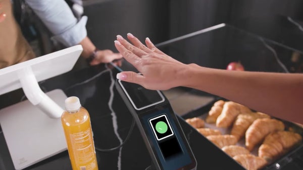 Amazon One ahora permite el registro de la palma de la mano desde su 'app' móvil