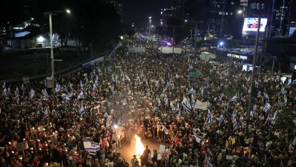 Miles de israelíes se manifiestan en Tel Aviv pidiendo un acuerdo de rehenes a Netanyahu Miles de israelíes se manifiestan en Tel Aviv pidiendo un acuerdo de rehenes a Netanyahu