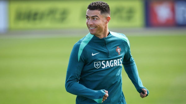 Ronaldomanía: subastan en Eslovenia, la cama donde durmió Cristiano Ronaldo