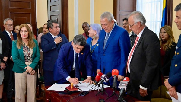 MinDefensa radicó proyecto para cambiar el nombre de la Fuerza Aérea Colombiana MinDefensa radicó proyecto para cambiar el nombre de la Fuerza Aérea Colombiana