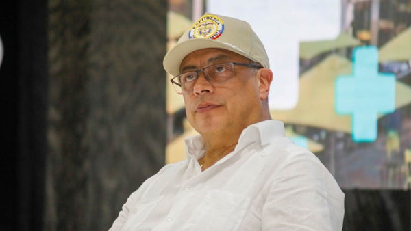 Colombia suspende suministro de energía a Ecuador y Petro lamenta apagones en ese país