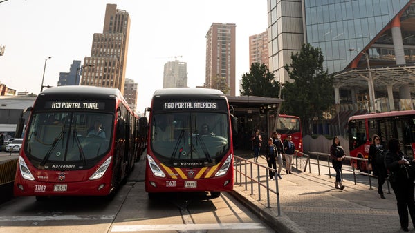 Transmilenio introducirá 296 nuevos buses articulados de bajas emisones en Bogotá