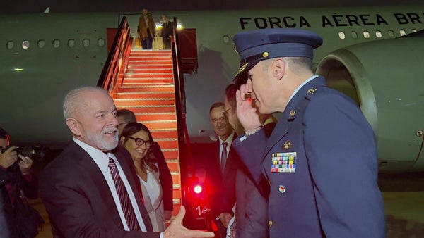 Lula llega a Colombia para tratar con Petro agenda bilateral e inaugurar Feria del Libro