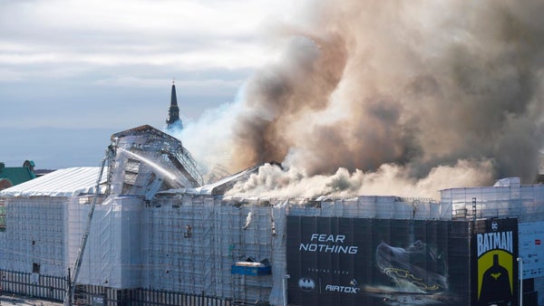 En imágenes: Así quedó el histórico edificio de la bolsa en Copenhague tras un grave incendio