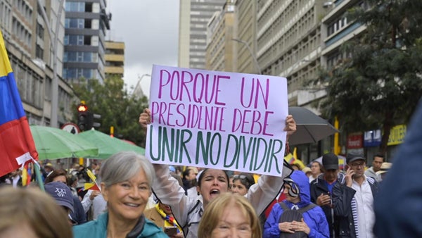 Al menos 13 periodistas fueron agredidos durante protestas contra el Gobierno colombiano