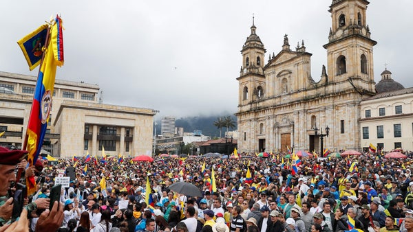 Los colombianos hacen en las calles la mayor manifestación contra el Gobierno de Petro Los colombianos hacen en las calles la mayor manifestación contra el Gobierno de Petro
