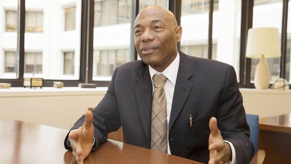 Hyginus Leon anuncia su renuncia como presidente del Banco de Desarrollo del Caribe