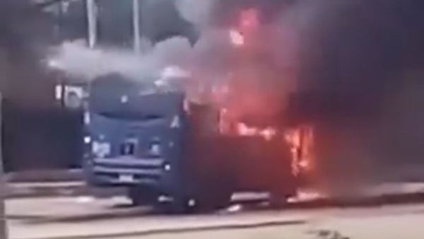 Atención: Encapuchados están prendiendo fuego a un autobús del SITP Atención: Encapuchados están prendiendo fuego a un autobús del SITP