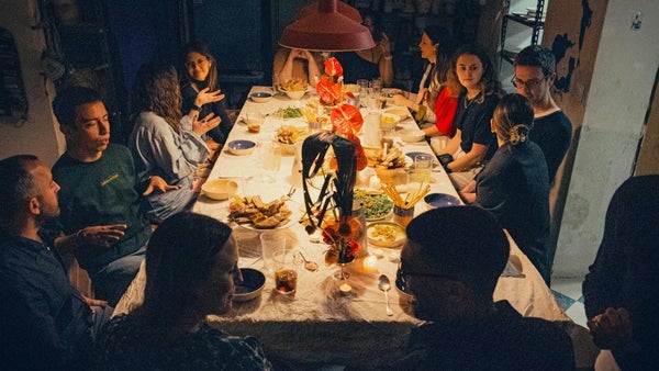 Cenar con desconocidos: la tendencia gastronómica que crece en Europa y el mundo