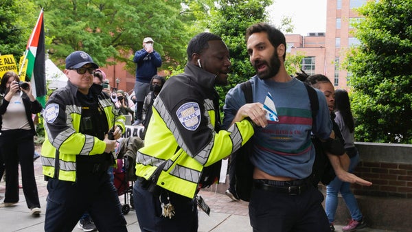 Decenas de detenidos en UCLA tras irrumpir la policía en el campamento propalestino