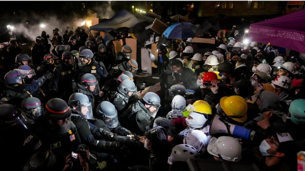 La policía comienza a limpiar el campamento de protesta propalestina en la UCLA