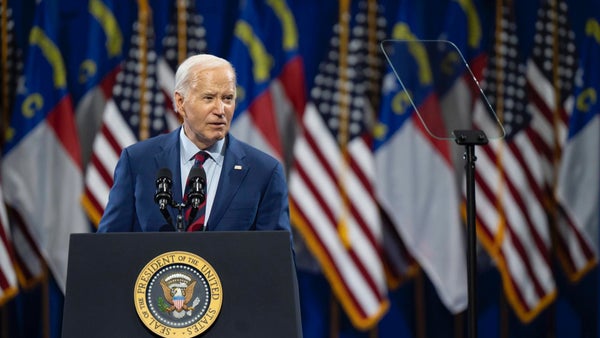 Biden condena disturbios en protestas universitarias pero no cambiará postura sobre Gaza