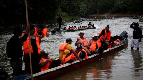 Travesía infernal: mujeres migrantes enfrentan robos, violencia y viajes con niños por el Darién