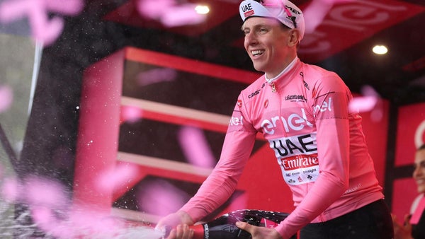 Tadej Pogacar se alza con la victoria en la etapa 2 del Giro de Italia y toma el liderato