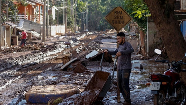 Ascienden a cien los muertos por las graves inundaciones provocadas por las lluvias en el sur de Brasil