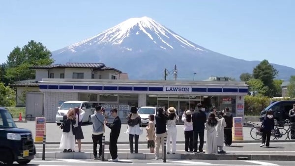 Una ciudad japonesa bloqueará la vista del Monte Fuji ante el turismo masivo