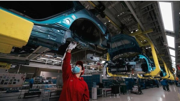 Biden eleva los aranceles a bienes chinos y los lleva al 100 % en los vehículos eléctricos