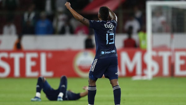 Junior líder de grupo y directo a octavos