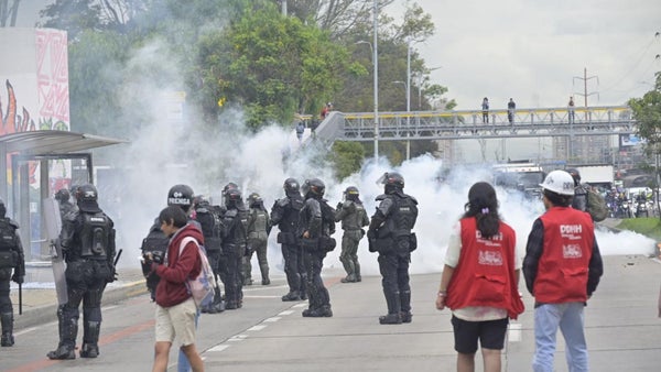 Protestas en Bogotá por Conmemoración del Día del Estudiante Caído: Hay afectación a la movilidad y vandalismo en estaciones del SITP