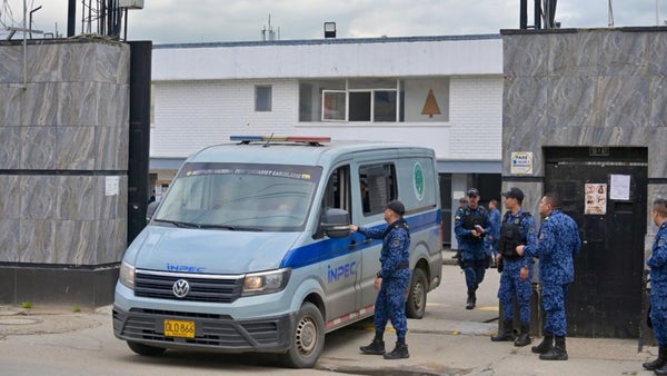 Autoridades evalúan traslado de 'Pedro Pluma' y 10 presos más de la cárcel La Modelo Autoridades evalúan traslado de 'Pedro Pluma' y 10 presos más de la cárcel La Modelo