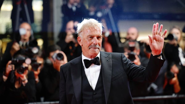 El actor Kevin Costner regresa a Cannes y es ovacionado y aclamado en la alfombra roja