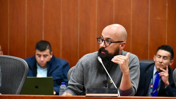 "Contratista a cargo de Caregato recibió 26 mil millones en diciembre y no cumplió con requisitos": Carlos Carrillo