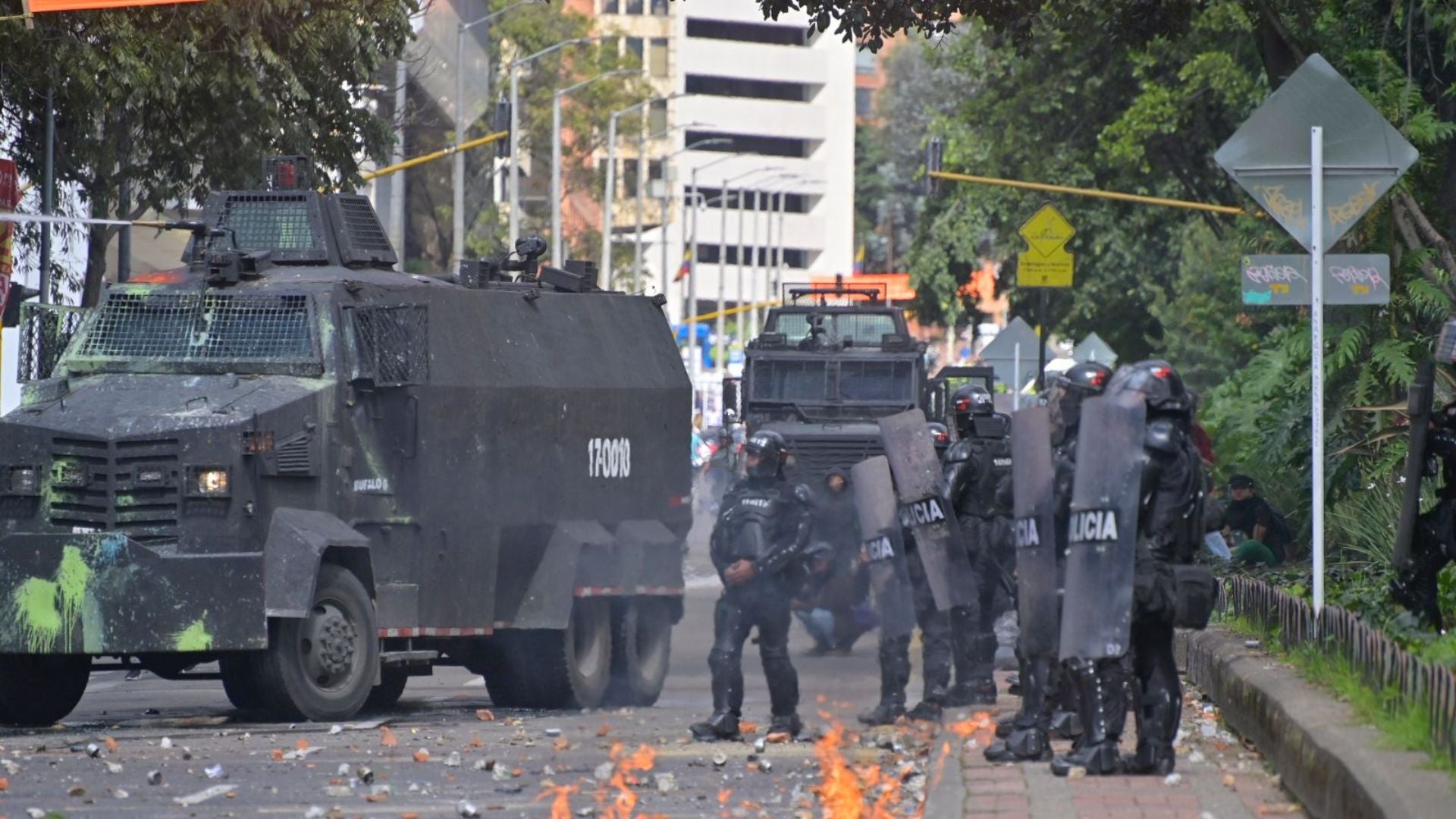 Protestas en la Universidad Pedagógica en Bogotá. Gobierno / Petro / fuerza / Policía Nacional / Revista Alternativa / Noticias Caracol / RCN / WRadio / Caracol Radio / Redmas / lafm / Revista Semana / Infobae//condena//estallido social//policías//bombas incendiarias