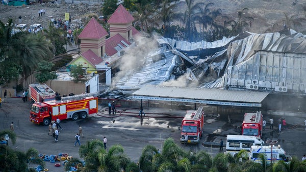 Un incendio en un complejo de juegos causa al menos 25 muertos en el oeste de la India Un incendio en un complejo de juegos causa al menos 25 muertos en el oeste de la India