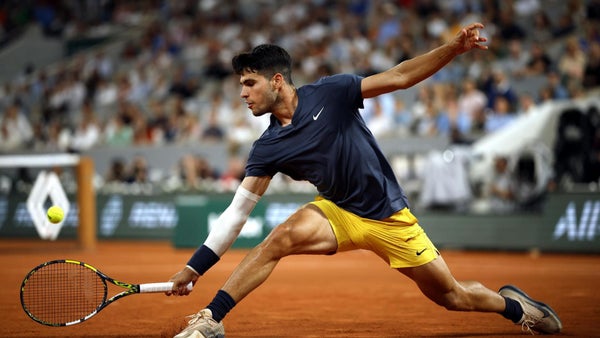 Carlos Alcaraz arrasa en su debut en Roland Garros