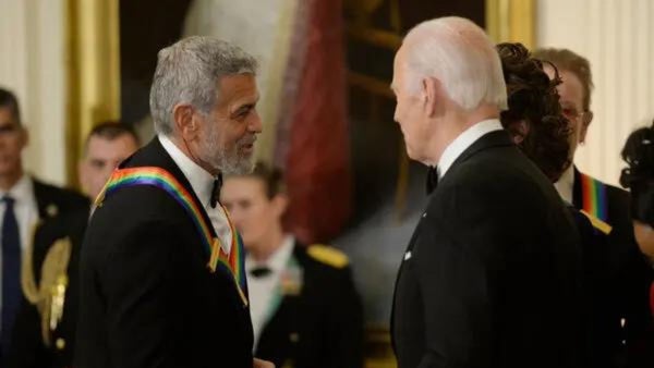 George Clooney hace campaña por Biden después de criticar su postura sobre la CPI George Clooney hace campaña por Biden después de criticar su postura sobre la CPI