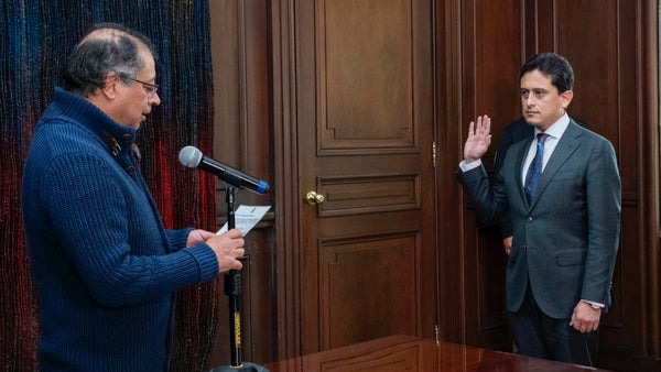 Petro posesionó al exdirector de la DIAN, Luis Carlos Reyes, como nuevo ministro de Comercio