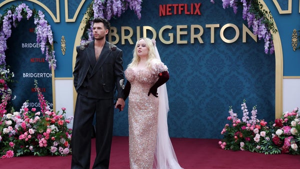 Temas de Ariana Grande, Taylor Swift o Coldplay en lo nuevo de los "Bridgerton"